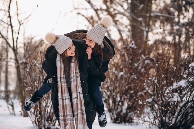 Dos niñas gemelas juntas en el parque de invierno