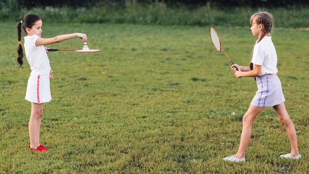 Dos niñas jugando bádminton en el parque