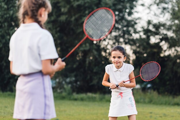 Dos niñas jugando bádminton en el parque