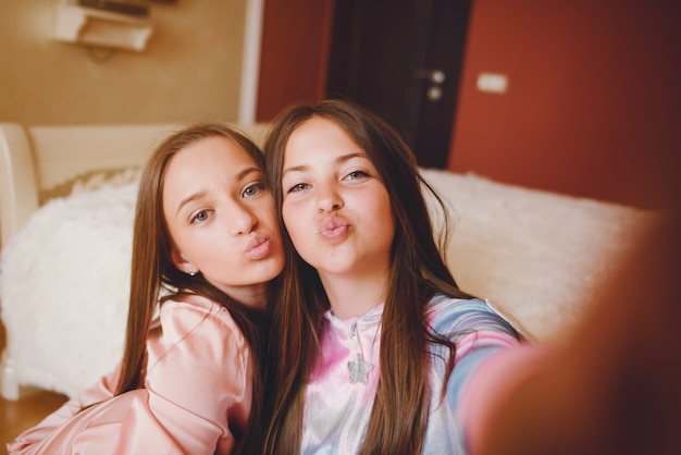 Dos niñas en un lindo pijama