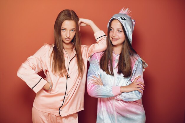 Dos niñas en un lindo pijama