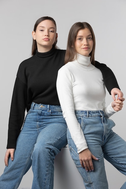 dos niñas, llevando, negro y blanco, camiseta, posar, en, estudio