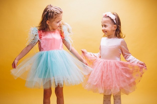 Dos niñas en vestido lindo