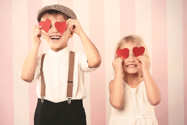 Dos niños con corazones en los ojos.