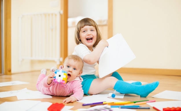 Dos niños felices en casa