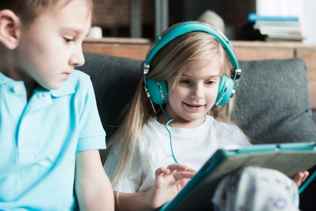 Dos niños felices con tablet