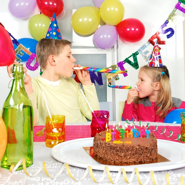 Foto gratuita dos niños en la fiesta de cumpleaños