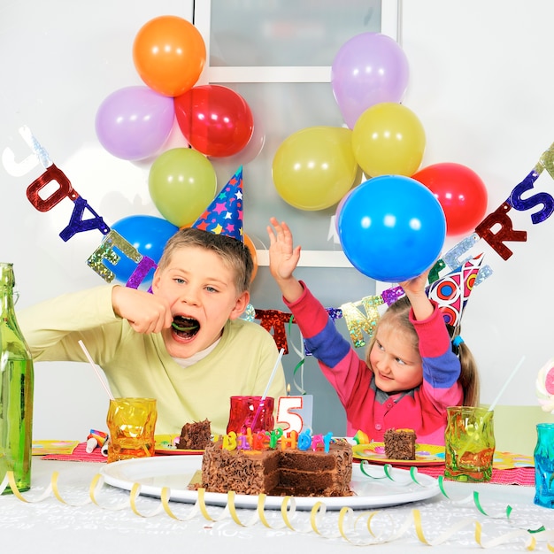 Dos niños en la gran fiesta de cumpleaños.