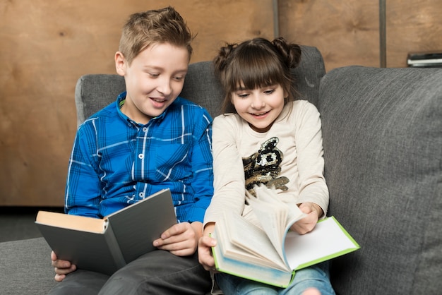 Foto gratuita dos niños leyendo