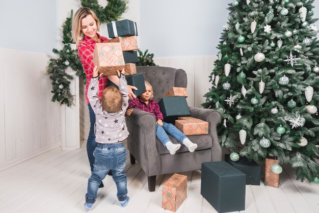 Dos niños y madre celebrando navidad