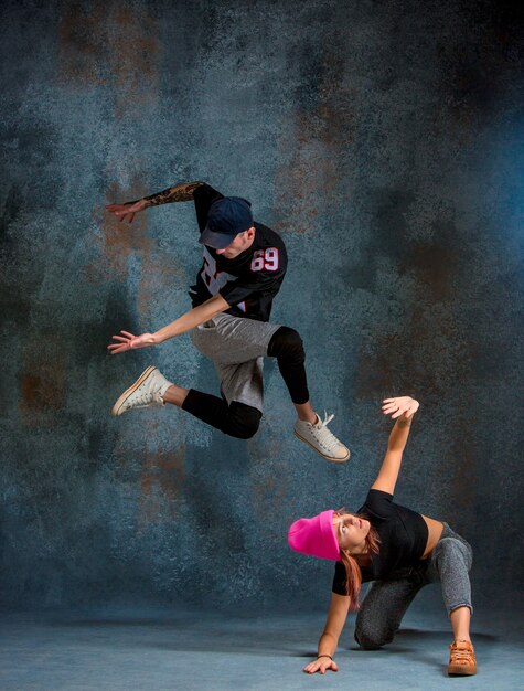 Los dos niños y niñas bailando hip hop.