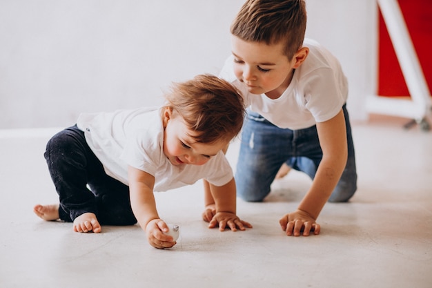 Dos niños pequeños divirtiéndose