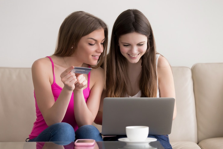 Foto gratuito dos novia feliz pidiendo productos en internet