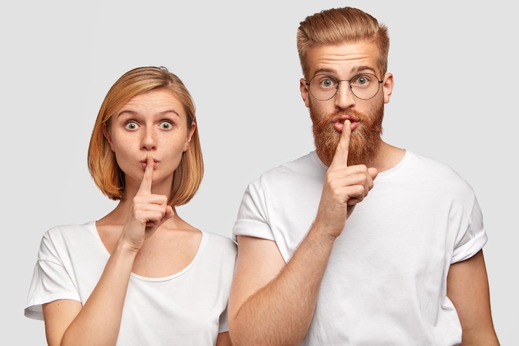 Foto gratuito dos novia y novio hacen gesto de silencio, preguntan no cuentan su secreto y se callan, tienen expresiones sobrecogidas