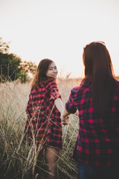 Dos novias adolescentes inconformista que se divierten en el campo. Las mujeres concepto de estilo de vida.