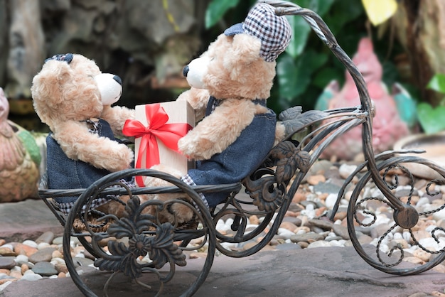 Dos osos de peluche sobre fondo de jardín