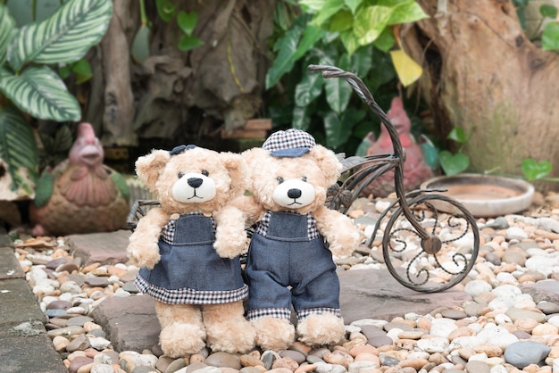 Dos osos de peluche sobre fondo de jardín