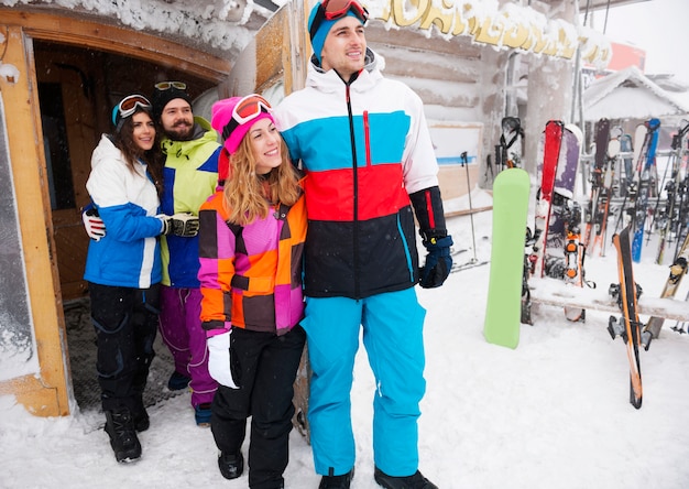 Dos parejas divirtiéndose y haciendo snowboard.