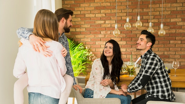 Dos parejas hablando entre sí