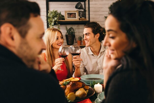 Dos parejas jóvenes en cena de navidad