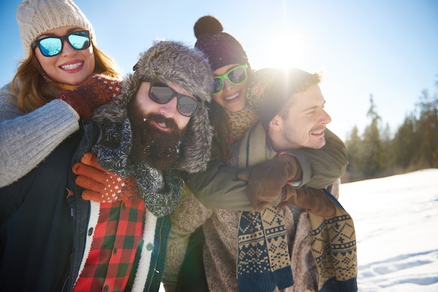 Dos parejas pasando sus mejores vacaciones de invierno