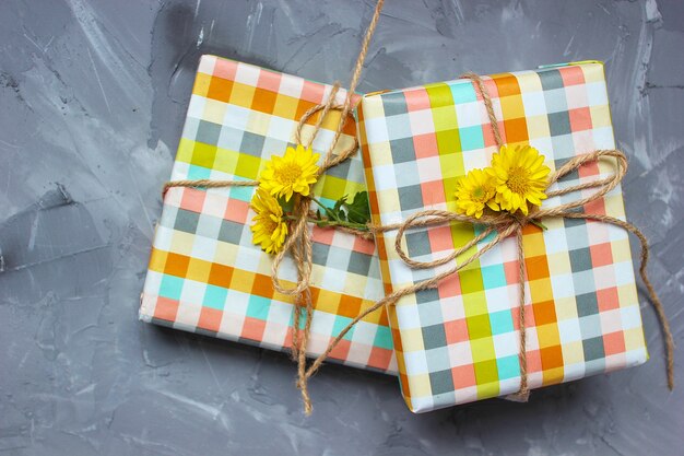 Dos pasteles de miel en forma de corazón con decoración de flores amarillas en plato de cerámica