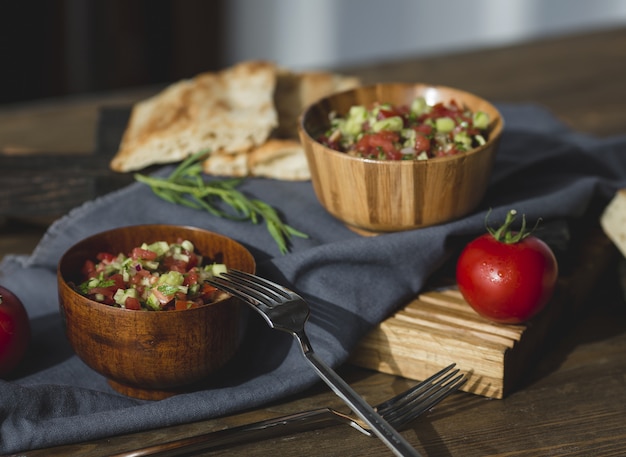 Foto gratuita dos pax ensalada de verduras en bolos de bambú con tenedores