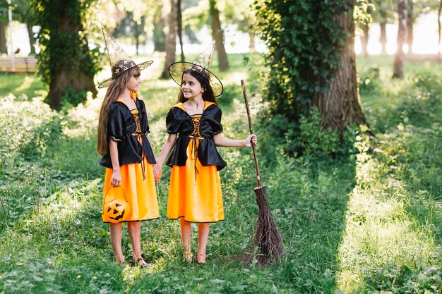 Dos pequeñas brujas que tienen un buen diálogo