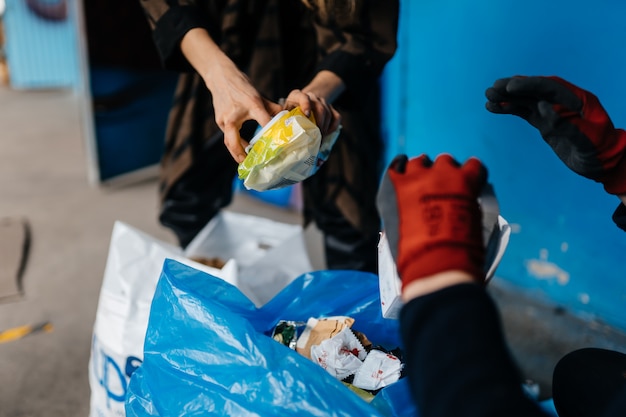 Foto gratuita dos perrson clasificando basura. concepto de reciclaje. cero desperdicio