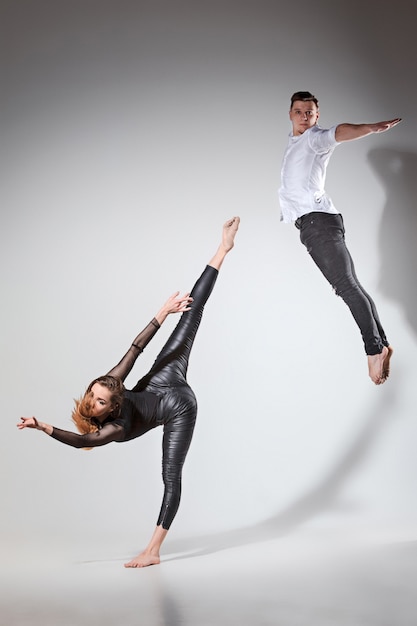 Dos personas bailando en estilo contemporáneo.
