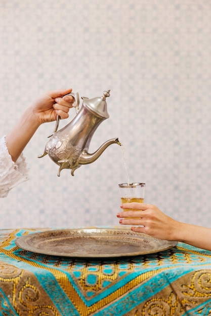 Foto gratuita dos personas bebiendo té arabe
