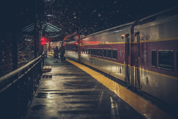 Dos personas mayores en la estación de tren