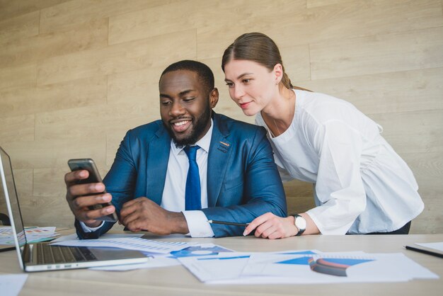 Dos personas de negocios con estilo