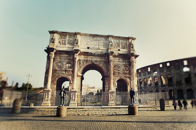 Dos personas de pie en las columnas cerca del arco de Constantina