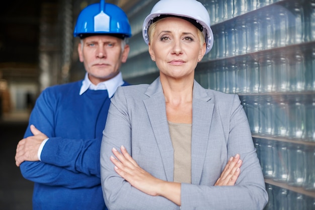 Foto gratuita dos personas que trabajan en el almacén.