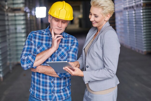 Dos personas que trabajan en el almacén.