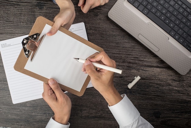 Foto gratuita dos personas trabajando