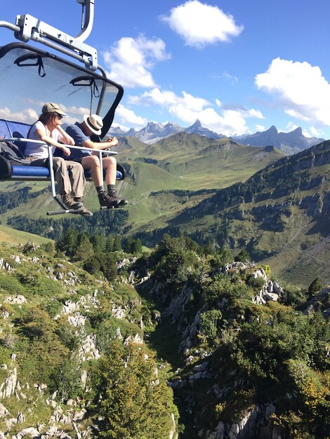 Dos personas viajando en teleférico