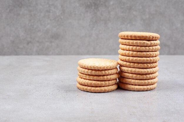 Dos pilas de galletas crujientes sobre fondo de mármol. Foto de alta calidad