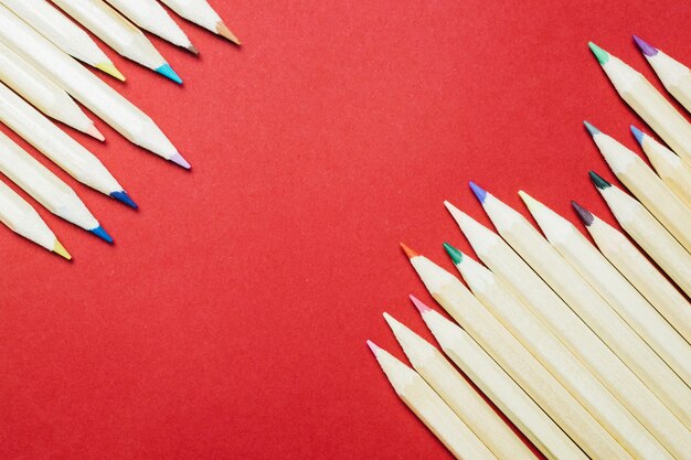 Dos pilas de lápices de colores
