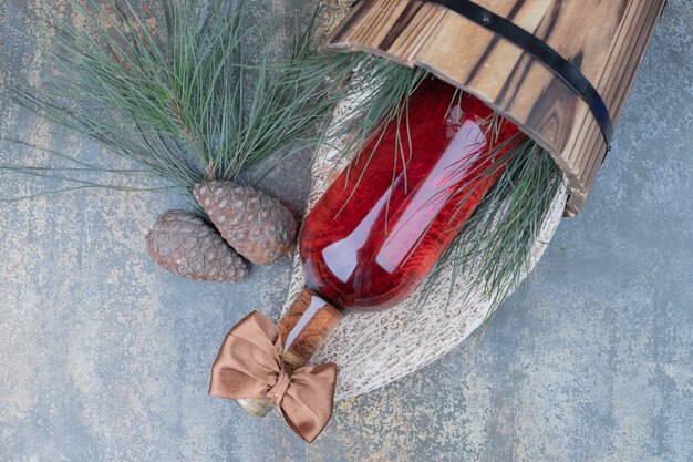 Dos piñas con botella de vino sobre fondo de mármol. Foto de alta calidad