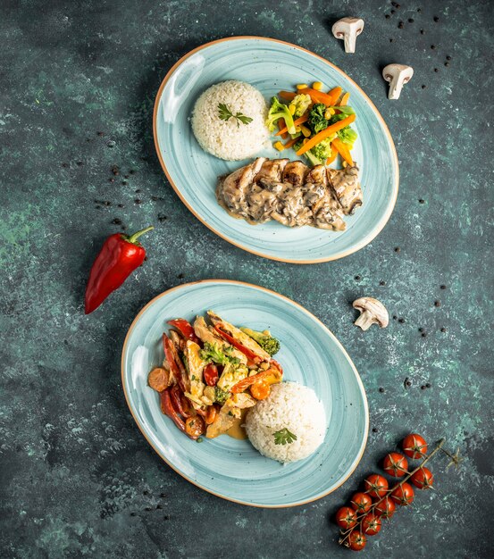 dos platos principales con arroz en la mesa