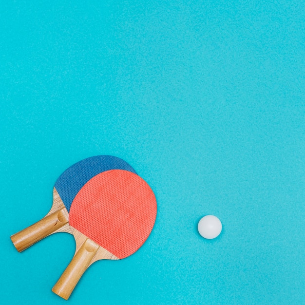 Dos raquetas de tenis de mesa con pelota