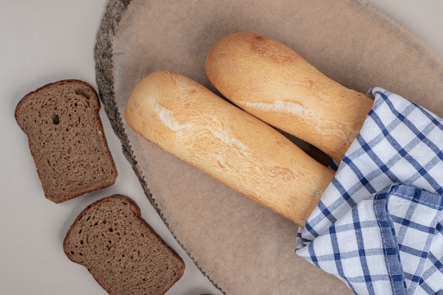 Dos rebanadas de pan integral con baguettes francesas. Foto de alta calidad