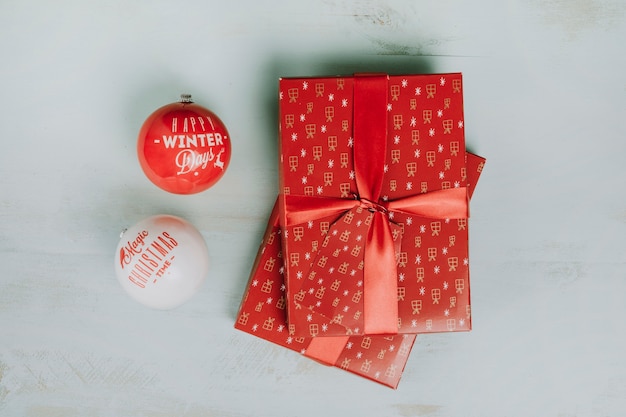Dos regalos y bolas de navidad