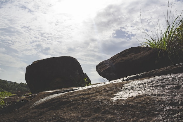 Foto gratuita dos rocas en la cima de una colina