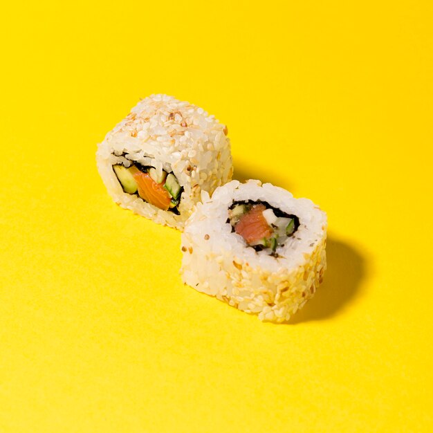 Dos rollos de sushi en la mesa