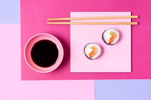 Dos rollos de sushi en plato