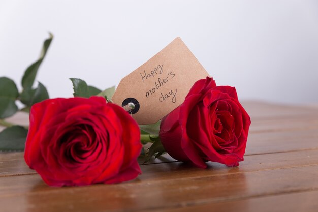 Dos rosas rojas con etiqueta