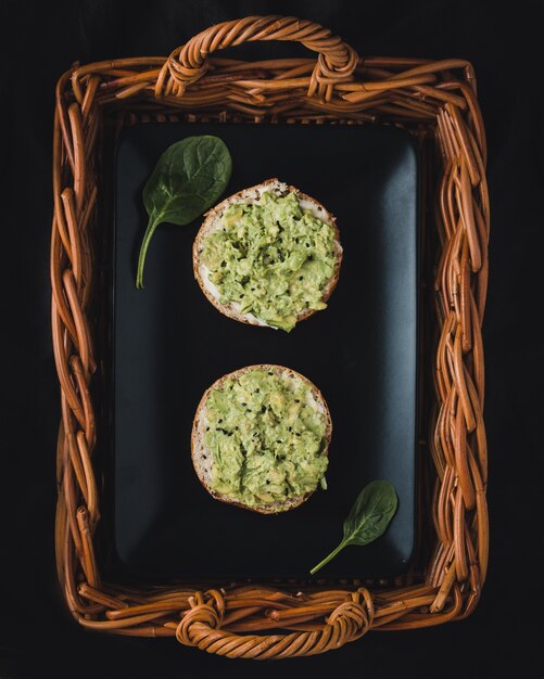 Dos sabrosas tostadas con guacamole, vista superior